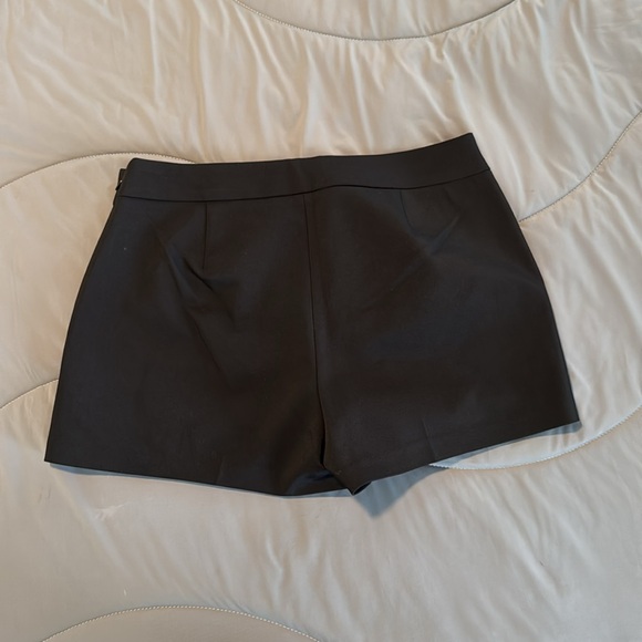 Two pairs of Express Shorts. Black and white. size 6. - Picture 3 of 7